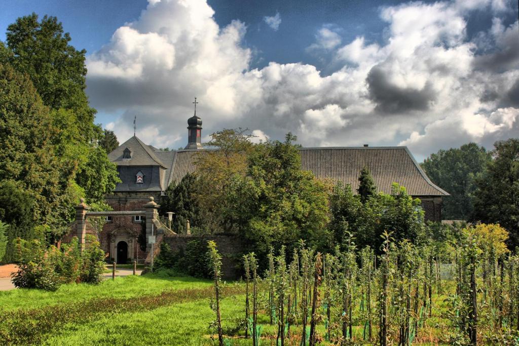 Nikolauskloster Jüchen Exterior foto