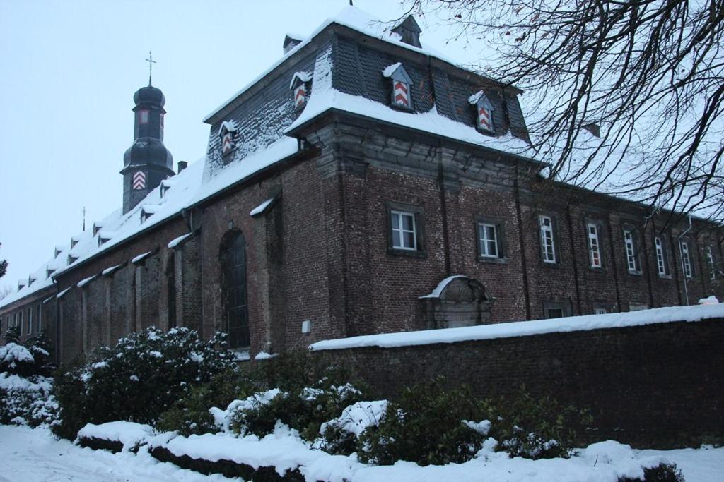 Nikolauskloster Jüchen Exterior foto